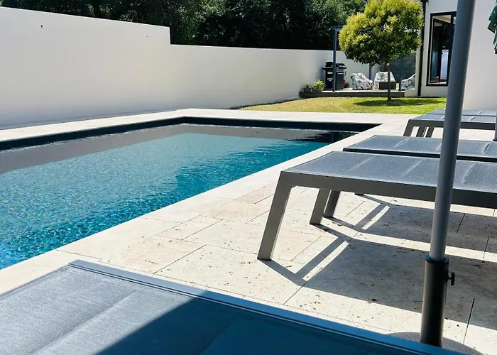 Villa Climatisee Avec Piscine Partagee , Terrasse Et Parking