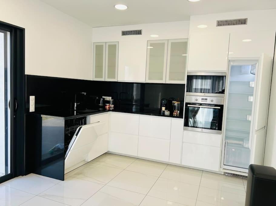 Hébergement de vacances Climatisee Avec Piscine Partagee , Terrasse Et Parking *